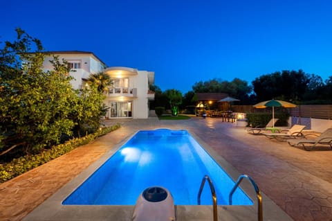 Villa Rea Luxury 5 bdrs with swimming pool Chalet in Kremasti