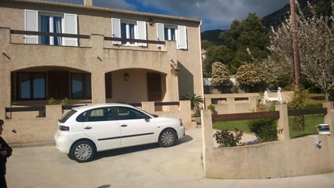 Bas de Villa chez Mr.Girolami Dominique Maison in Bastia