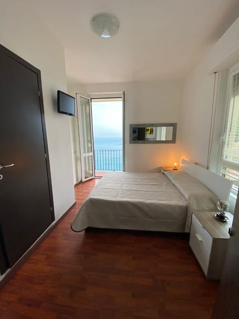 Photo of the whole room, Bedroom, Sea view