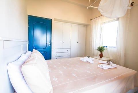 Bed, Garden view, Landmark view, Sea view