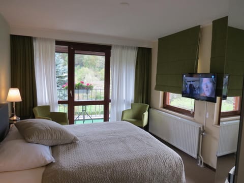 Bed, TV and multimedia, Photo of the whole room, Seating area, Bedroom