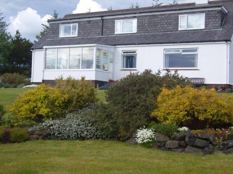 Property building, Facade/entrance, Day, Garden