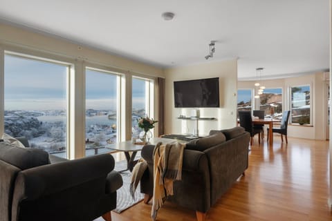 Living room, Seating area, Evening entertainment