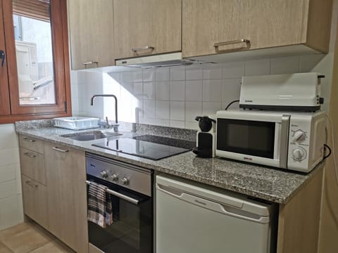 Kitchen or kitchenette, minibar, pet friendly, stove, toaster