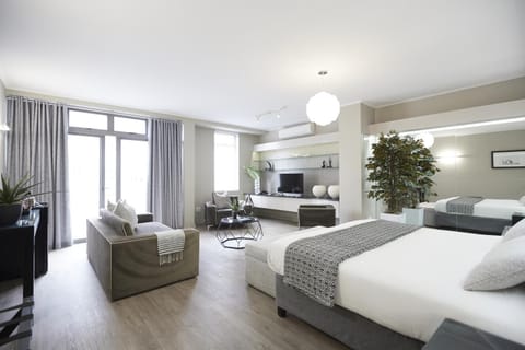 Bed, TV and multimedia, Living room, Photo of the whole room, Seating area, Bedroom