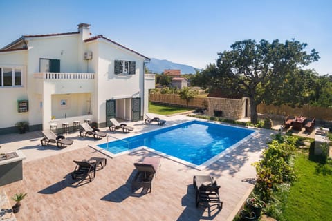 Bird's eye view, Pool view