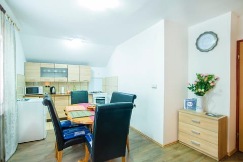 Kitchen or kitchenette, Seating area, Dining area