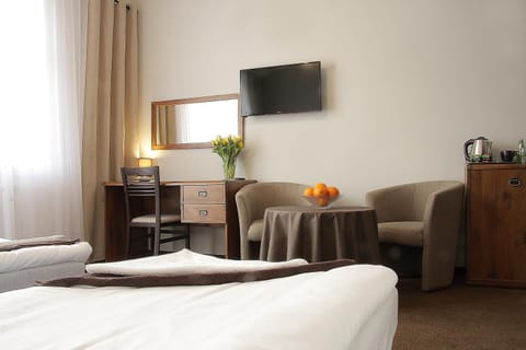 Bed, TV and multimedia, Living room, Photo of the whole room, Seating area, Bedroom