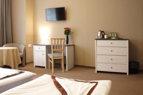 Bed, Day, Summer, TV and multimedia, Coffee/tea facilities, Living room, Photo of the whole room, Seating area, Bedroom