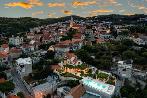 Property building, Neighbourhood, Bird's eye view, City view, Swimming pool