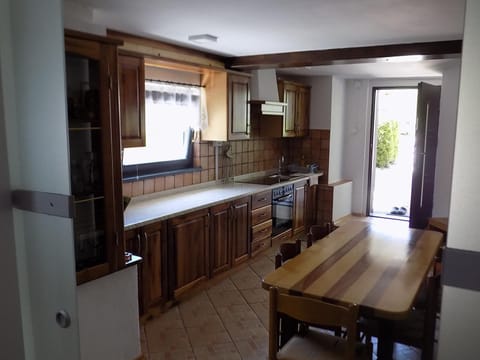 Kitchen or kitchenette, Dining area