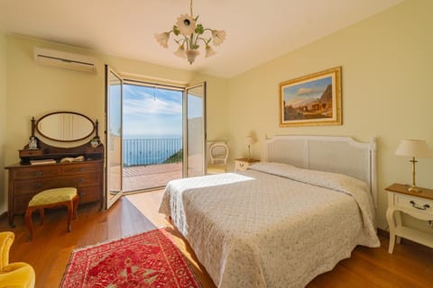 Photo of the whole room, Bedroom, Sea view