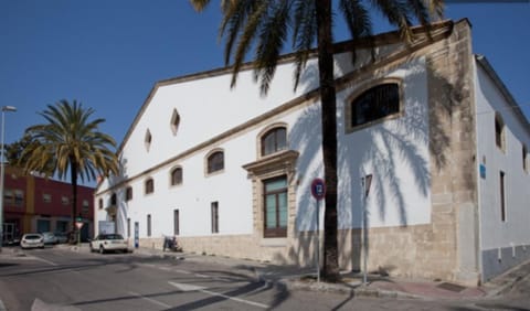 artQhost Jerez Huge Loft & Free Parking Condo in Jerez de la Frontera