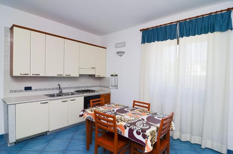 Kitchen or kitchenette, Dining area, stove