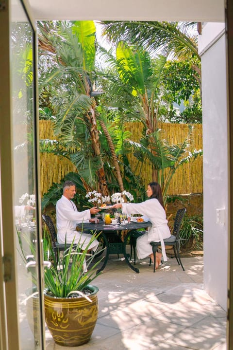 Patio, Day, People, Food and drinks, Dining area, Breakfast