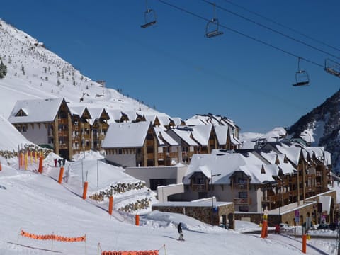 Facade/entrance, Day, Winter, Mountain view