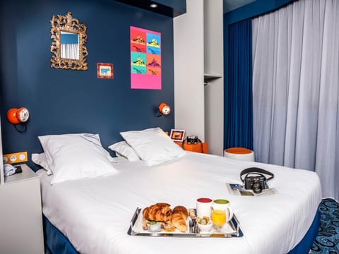 Bedroom, Breakfast