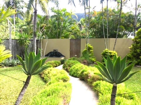 Aquatica - Luxe Holiday Home House in Palm Cove