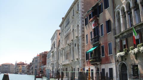 Property building, Day, City view, Location