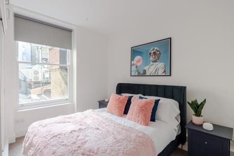Frankie Says- Cosy up in the Fitz and Flirty, a swish, modern 1 BR apartment in the heart of the West End Condo in London Borough of Islington