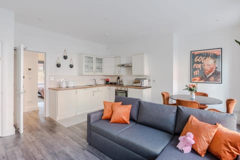 Frankie Says- Cosy up in the Fitz and Flirty, a swish, modern 1 BR apartment in the heart of the West End Condo in London Borough of Islington