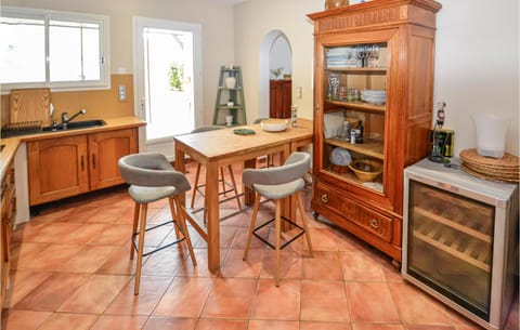 3 Bedroom Awesome Home In Chateuneuf De Gadagne Casa in Le Thor