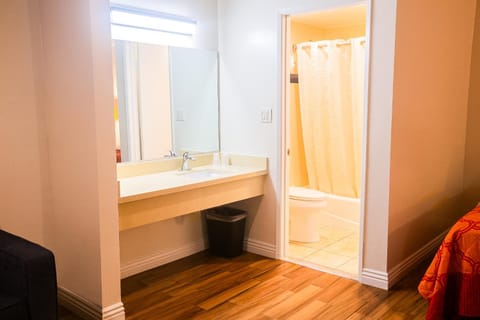 Shower, Toilet, Bathroom, Bath