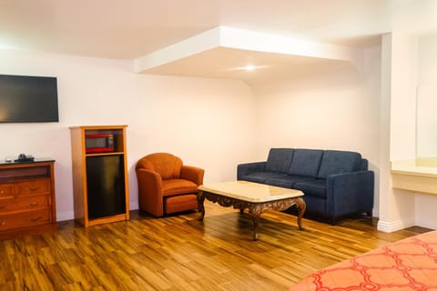 TV and multimedia, Seating area, Bedroom