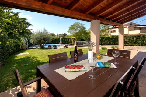 Dining area, Pool view