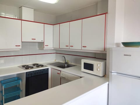 Kitchen or kitchenette, microwave, oven, stove