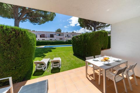 Dining area, Garden view, Pool view, Swimming pool