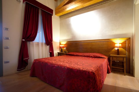 Bed, TV and multimedia, Photo of the whole room, Bedroom, Pets