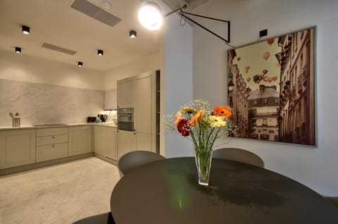 Kitchen or kitchenette, Dining area