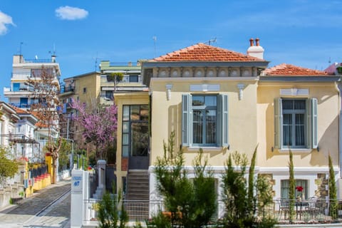 Facade/entrance, Spring, Day, City view