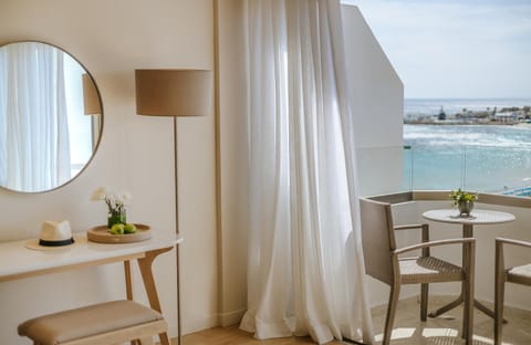 View (from property/room), Seating area, Garden view, Pool view