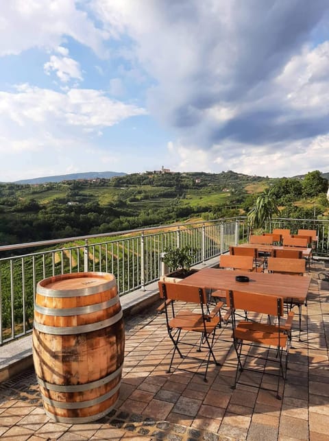 Patio, Restaurant/places to eat, Natural landscape, View (from property/room), Balcony/Terrace, Lounge or bar, Seating area, Dining area, Mountain view