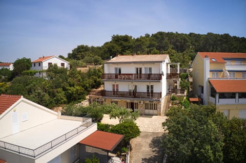 Apartments and rooms by the sea Tisno, Murter - 5128 Alojamiento y desayuno in Tisno