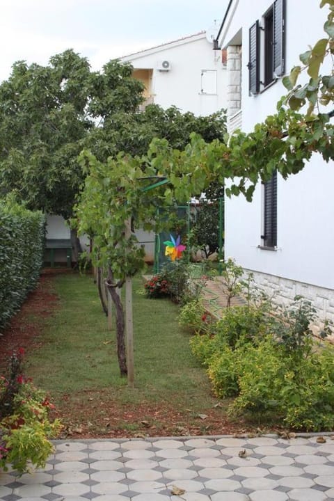 Location, children, Family