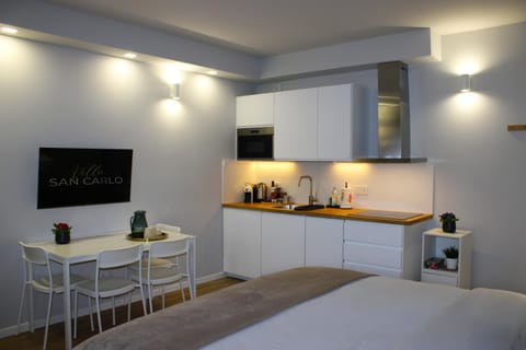 Bed, TV and multimedia, Coffee/tea facilities, Kitchen or kitchenette, Photo of the whole room, Dining area, dishwasher, microwave, stove