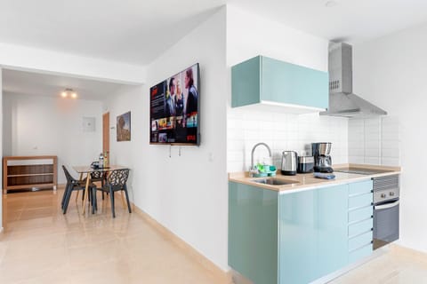 Dining area, oven, stove, toaster