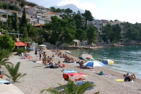 Apartments and rooms by the sea Brela, Makarska - 2752 Bed and Breakfast in Brela