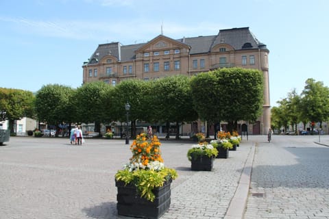 Facade/entrance, Area and facilities