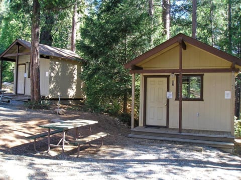 Yosemite Lakes Bunkhouse Cabin 27 Campground/ 
RV Resort in Tuolumne County