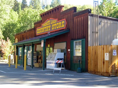 Yosemite Lakes Bunkhouse Cabin 34 Campground/ 
RV Resort in Tuolumne County