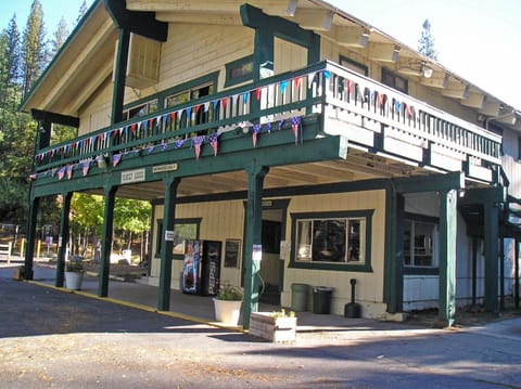 Yosemite Lakes Wheelchair Accessible Cabin 46 Campground/ 
RV Resort in Tuolumne County