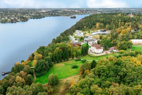 Bird's eye view, Location