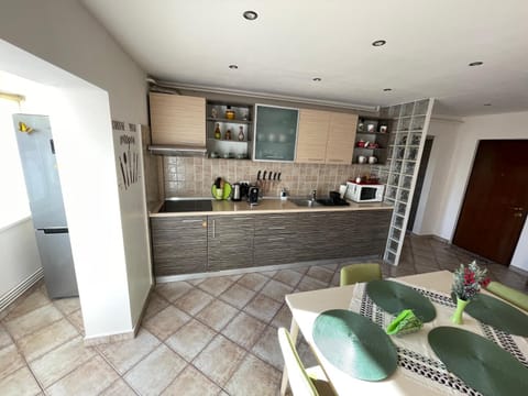 Coffee/tea facilities, Kitchen or kitchenette, Dining area, minibar, toaster