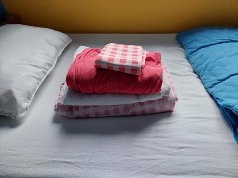 Bed, towels