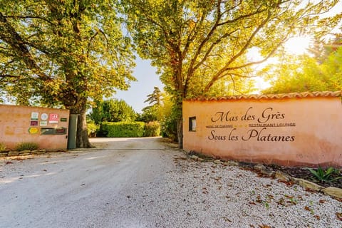 Hôtel Le Mas des Grès & Restaurant Sous les Platanes Hotel in L'Isle-sur-la-Sorgue