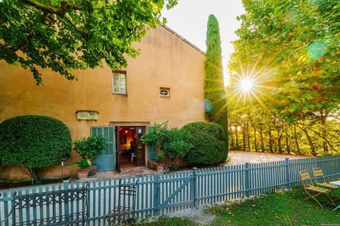 Hôtel Le Mas des Grès & Restaurant Sous les Platanes Hotel in L'Isle-sur-la-Sorgue